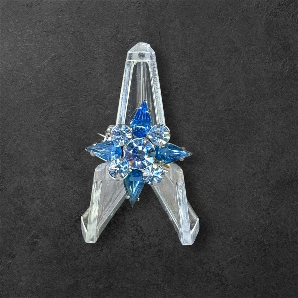 194. Vintage Blue Rhinestone Starburst‎ Brooch Fashion Jewelry